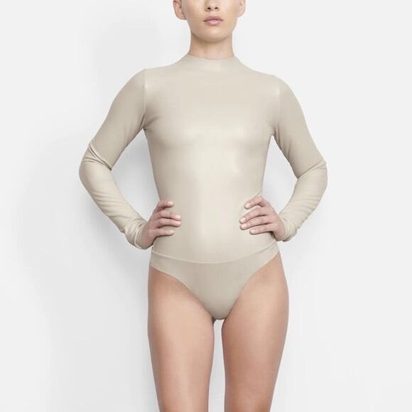 SKIMS NWT Size 3X Women's Mock Neck Long Sleeve Faux Leather Bodysuit In Shell - Picture 7 of 7